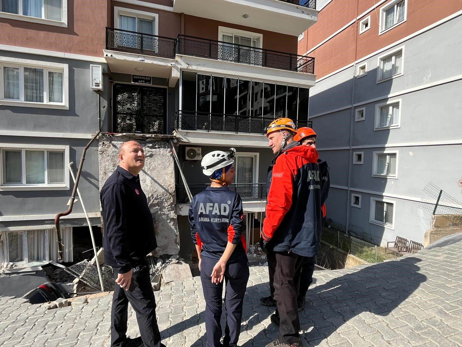 İzmir’de Korku Dolu Anlar 151 Kişi Tahliye Edildi (2)