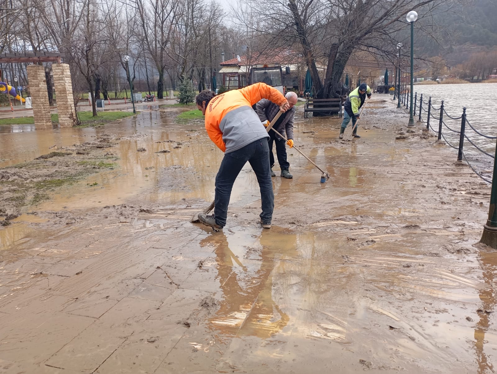 İzmir’de Rekor Yağış! Bozdağ’da Metrekareye 200 Kilo Düştü (2)