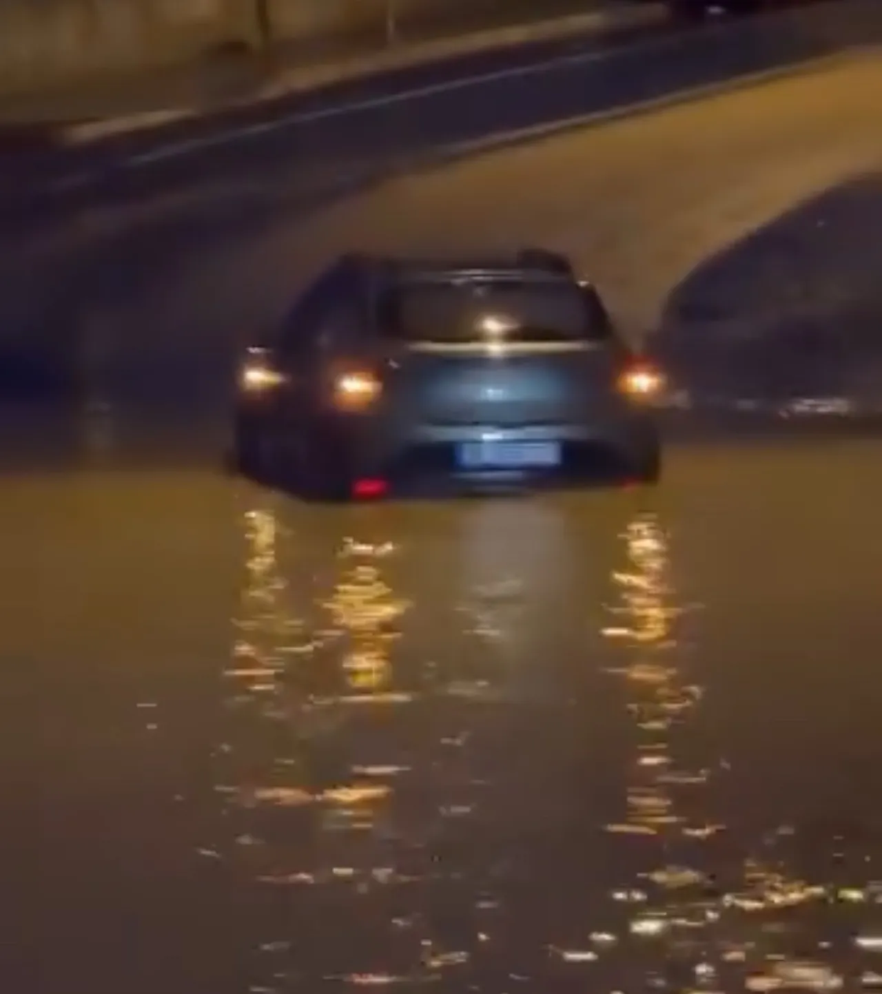 İzmir’de Sağanak Trafiği Felç Etti! (1)-1