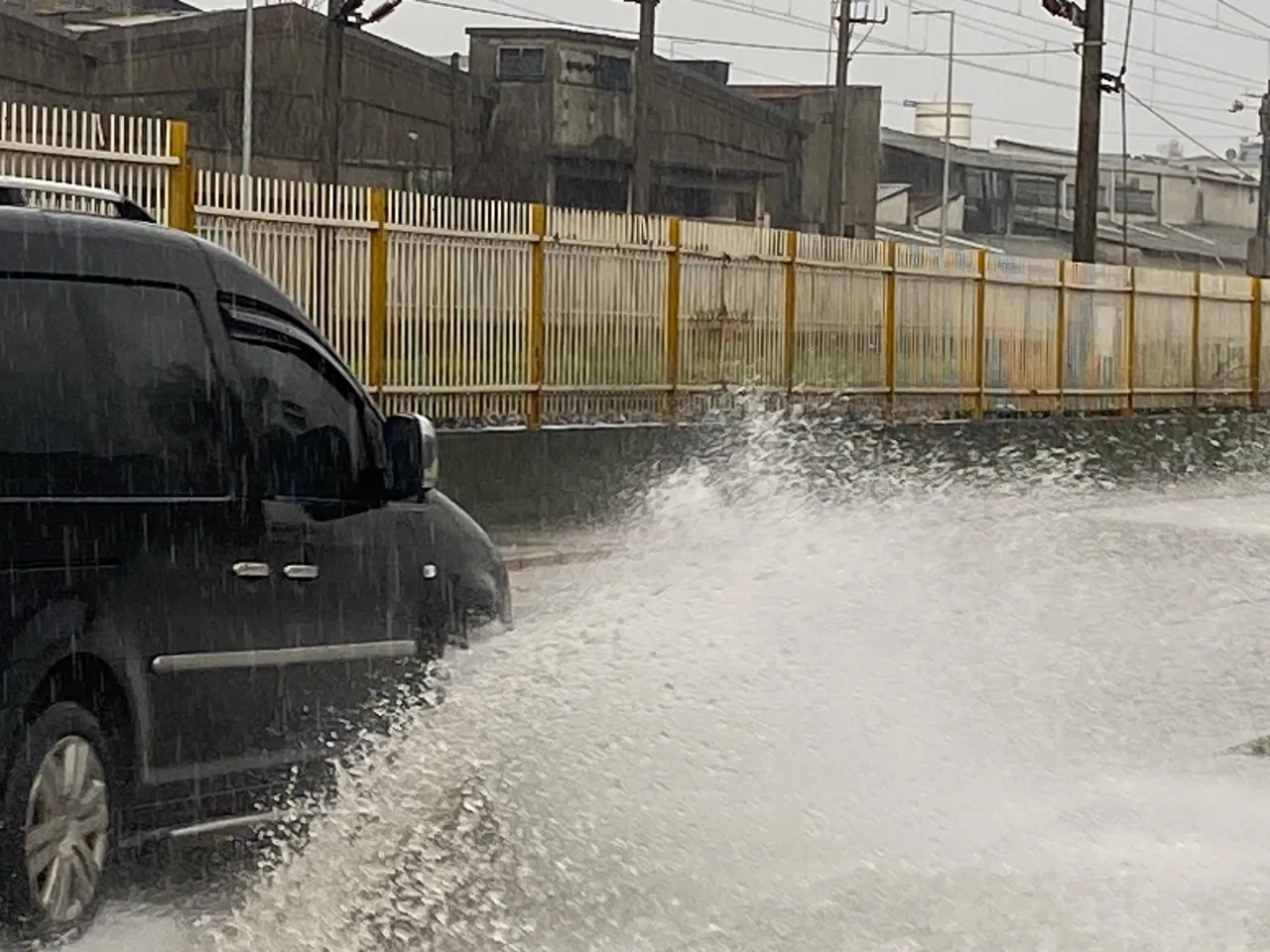 İzmir’de Sağanak Trafiği Felç Etti! (2)