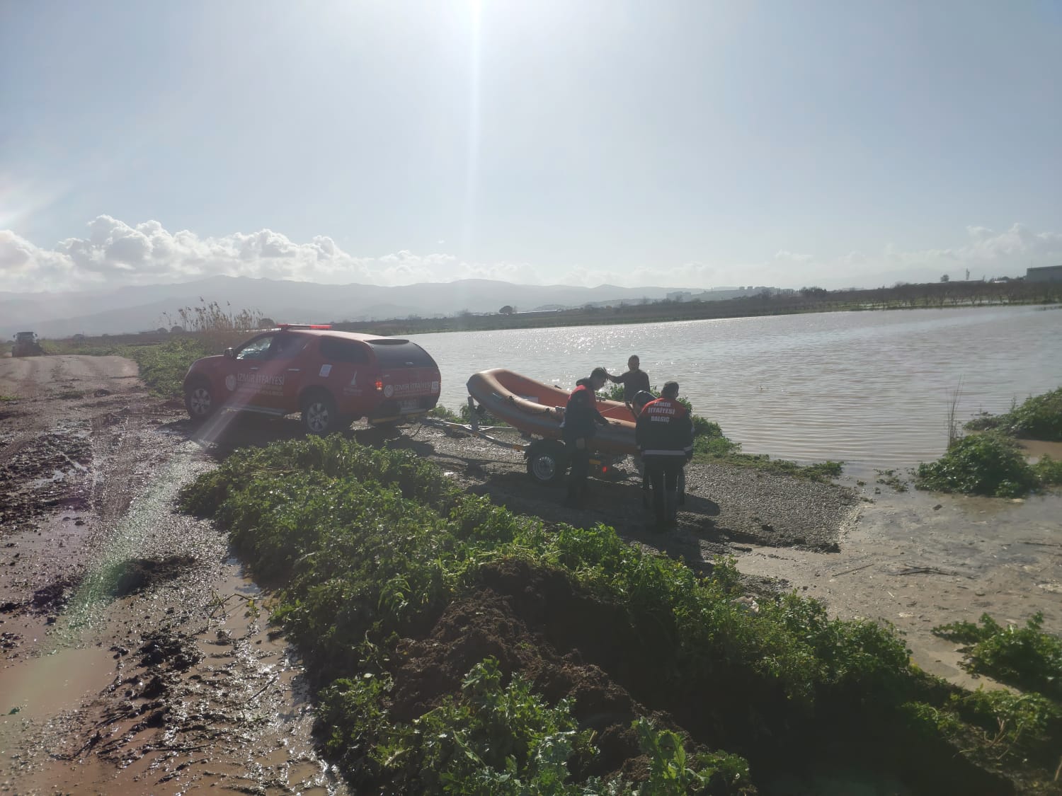 İzmir’de Sağanakta Yürek Isıtan Görüntü Hayvanları Böyle Kurtardılar (3)