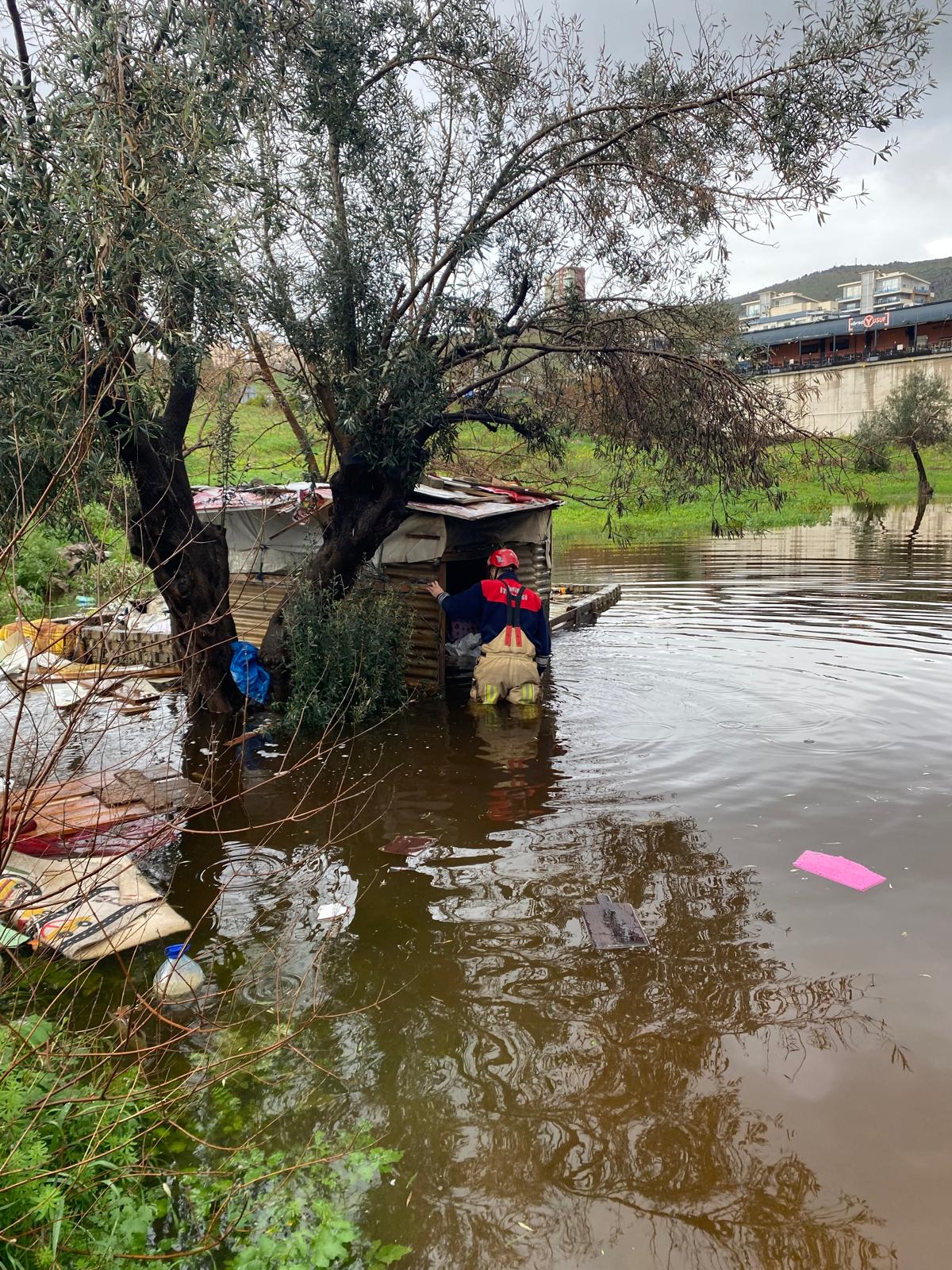 İzmir’de Selde Mahsur Kaldı, Itfaiye Eri Sırtında Kurtardı!2