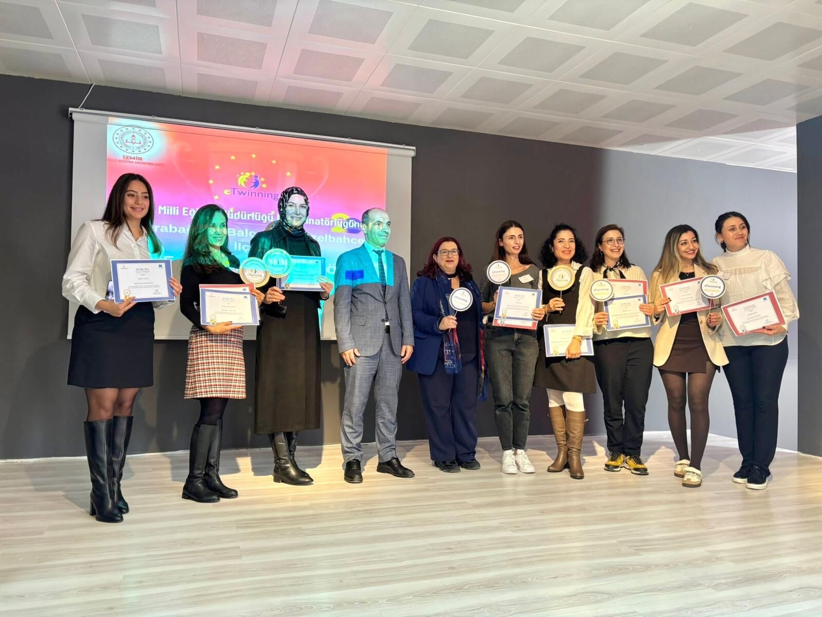 İzmir’deki Törende, Dilan Okçu’nun Etwinning Projesi “Flip The Classroom, Bloom The Education” Uluslararası Başarıyla Ödüllendirildi (2)