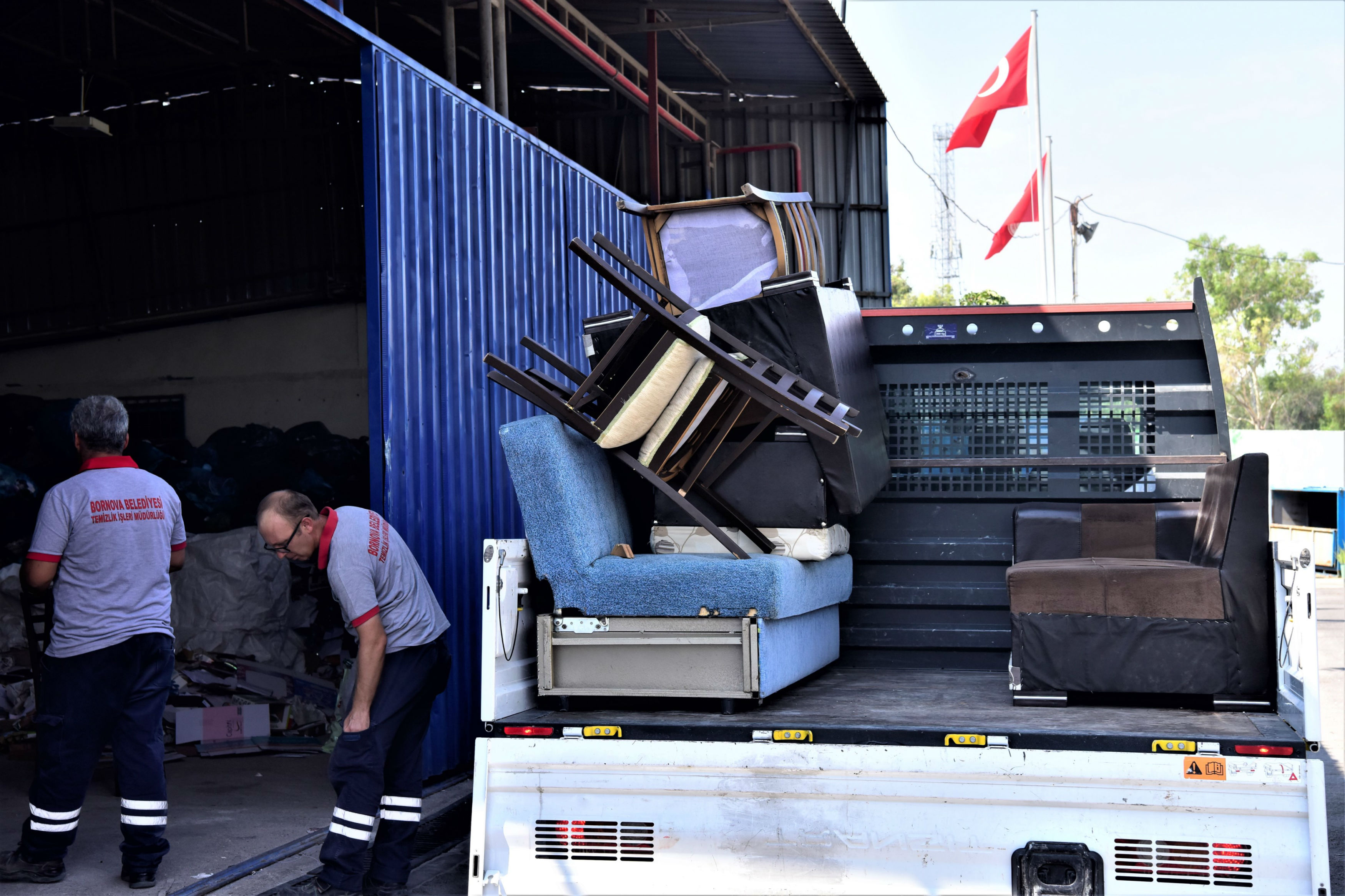 İzmir’in Bornova Ilçesinde Yaşanan Sel Felaketinin Ardından Mağdur Olan Vatandaşlar Için Destek Çalışmaları Sürüyor (1)