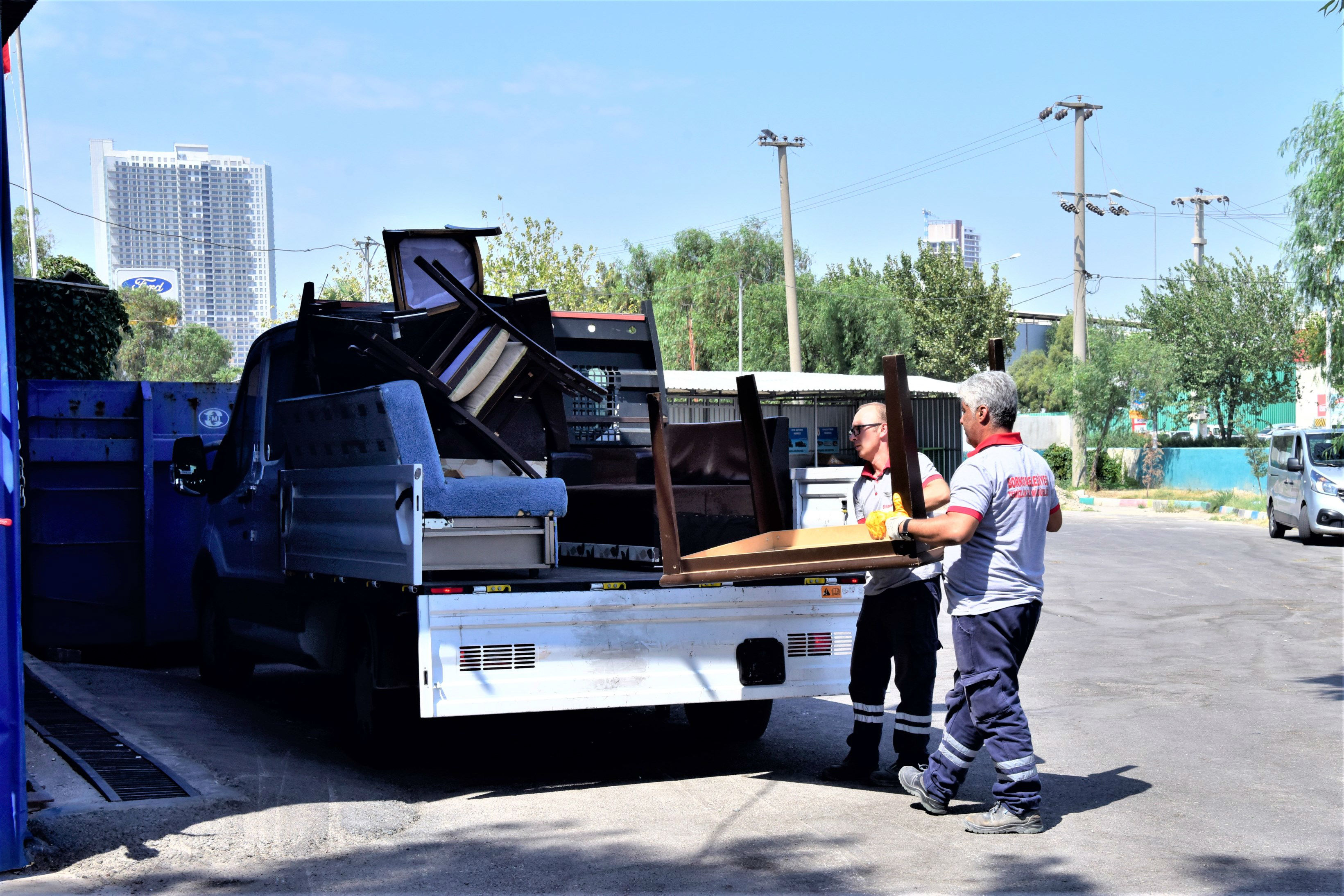 İzmir’in Bornova Ilçesinde Yaşanan Sel Felaketinin Ardından Mağdur Olan Vatandaşlar Için Destek Çalışmaları Sürüyor (2)