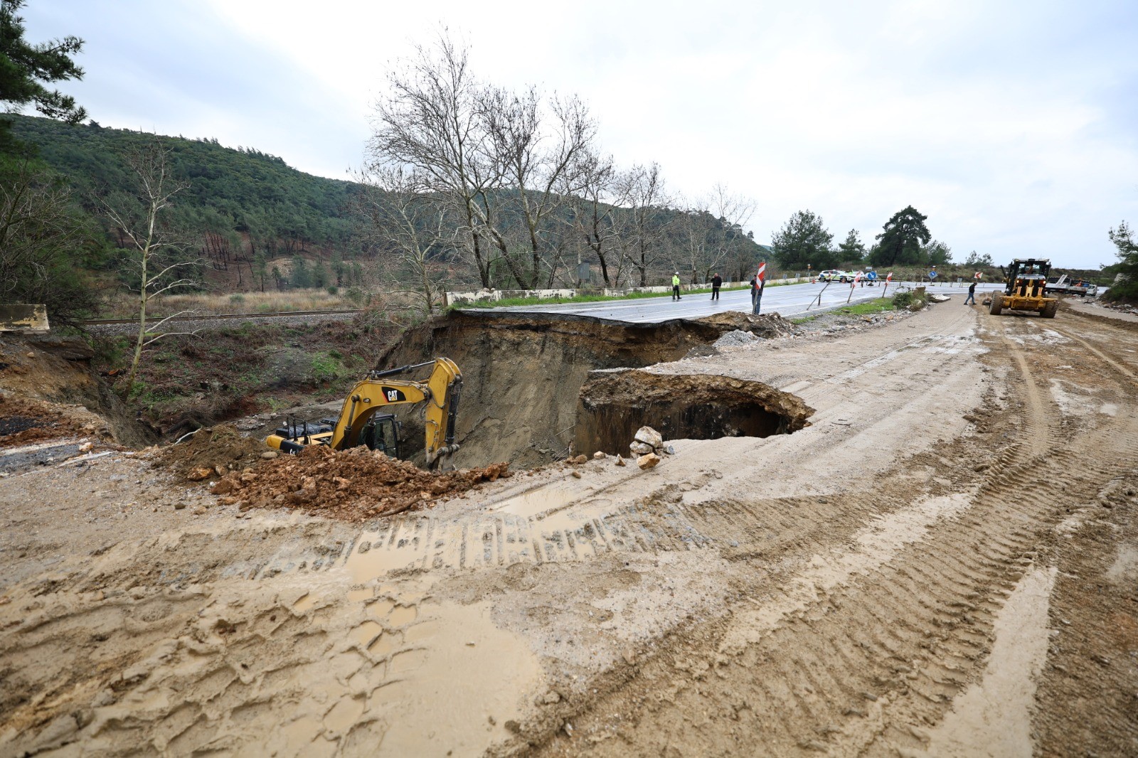 İzmir’in Selçuk Ilçesi Ile Aydın’ın Ortaklar Beldesi Arasındaki Karayolunda, Yoğun Yağışın Etkisiyle Çökme Meydana Geldi (2)