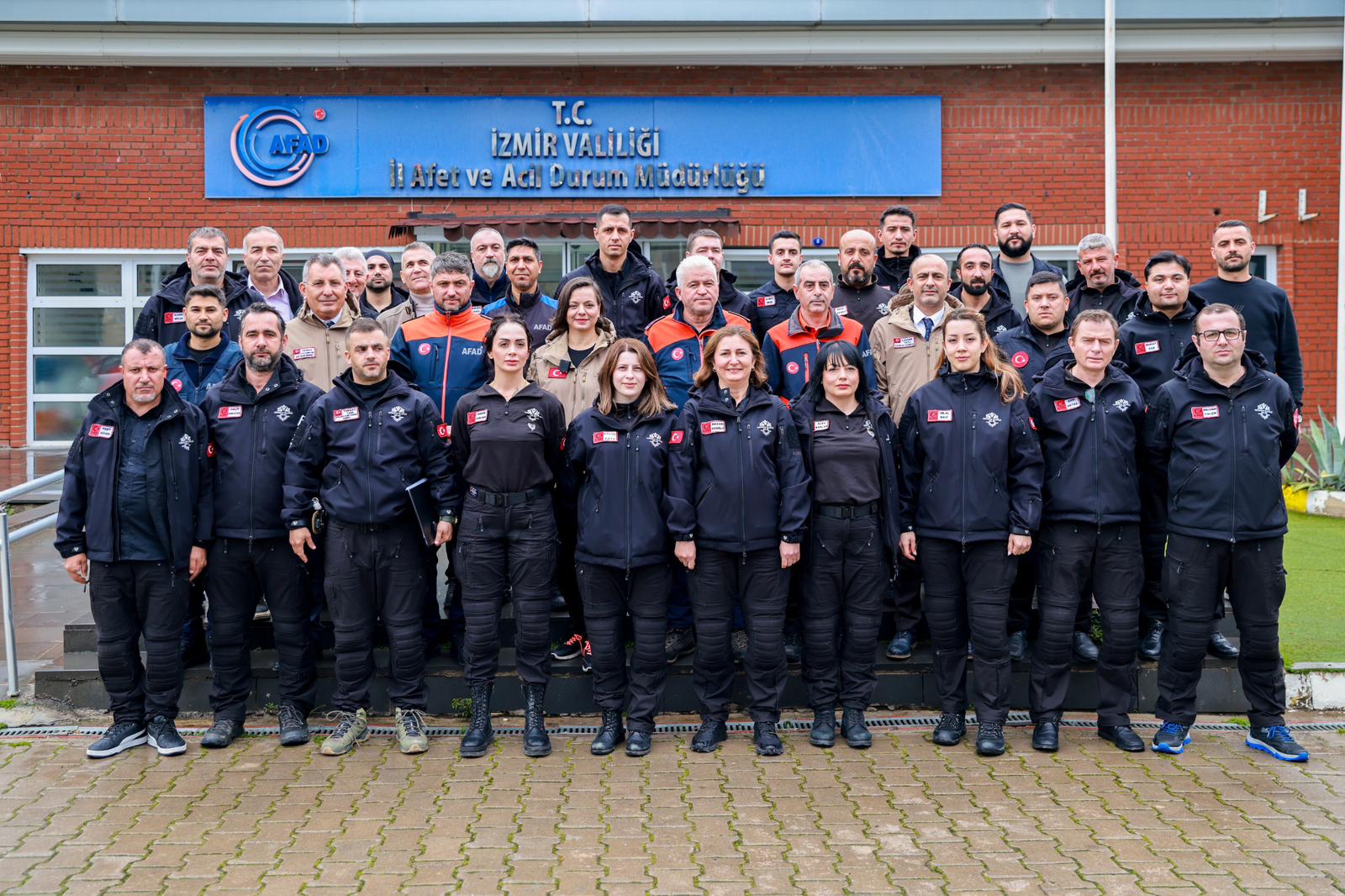 Karabağlar’da Afet Alarmı! Kar Kut Sahaya Indi (1)