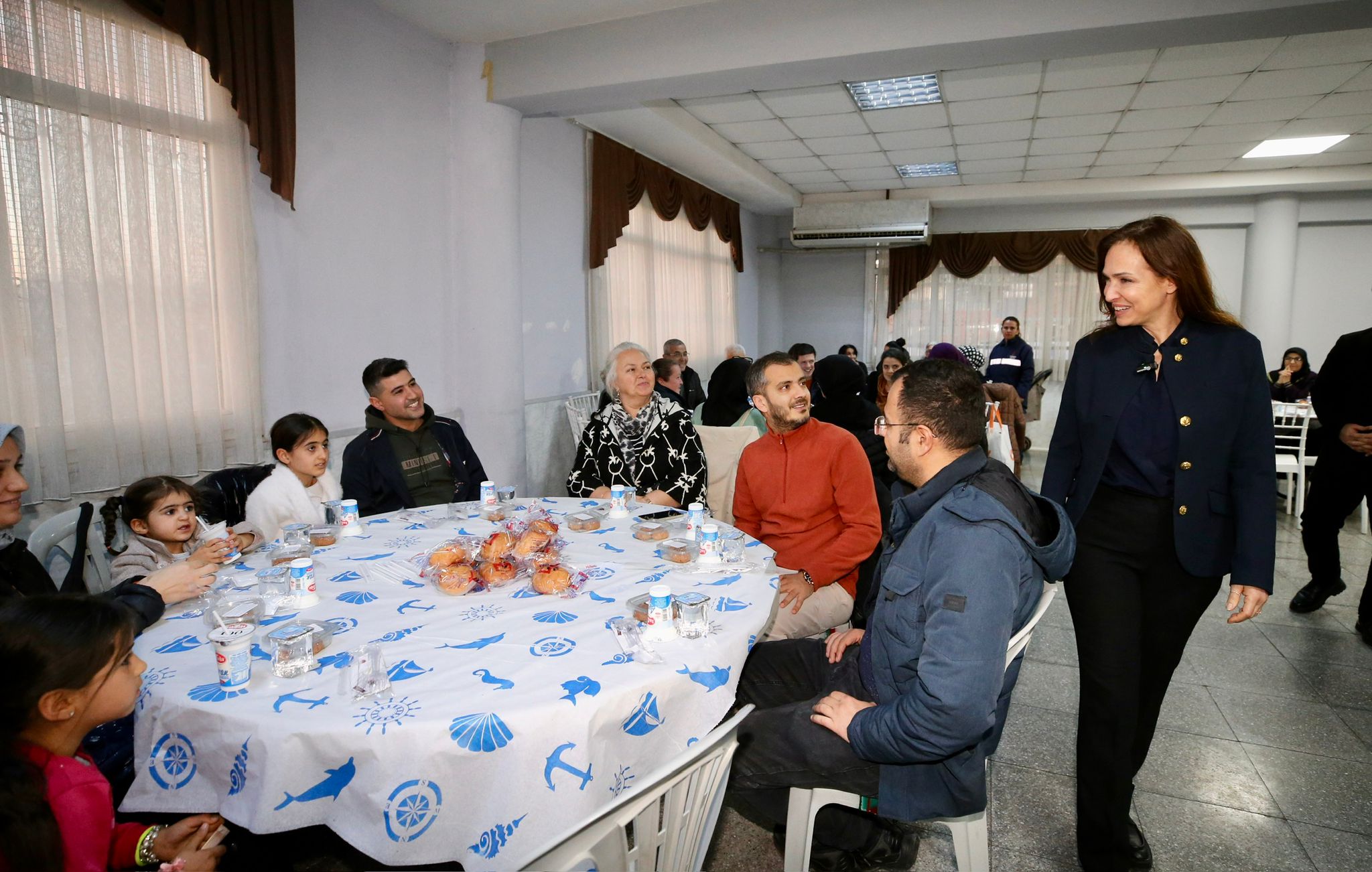 Karşıyaka Belediyesi, Ramazan Ayının Ilk Iftar Programında Cumhuriyet Mahallesi Sakinlerini Aynı Sofrada Buluşturdu. (1)