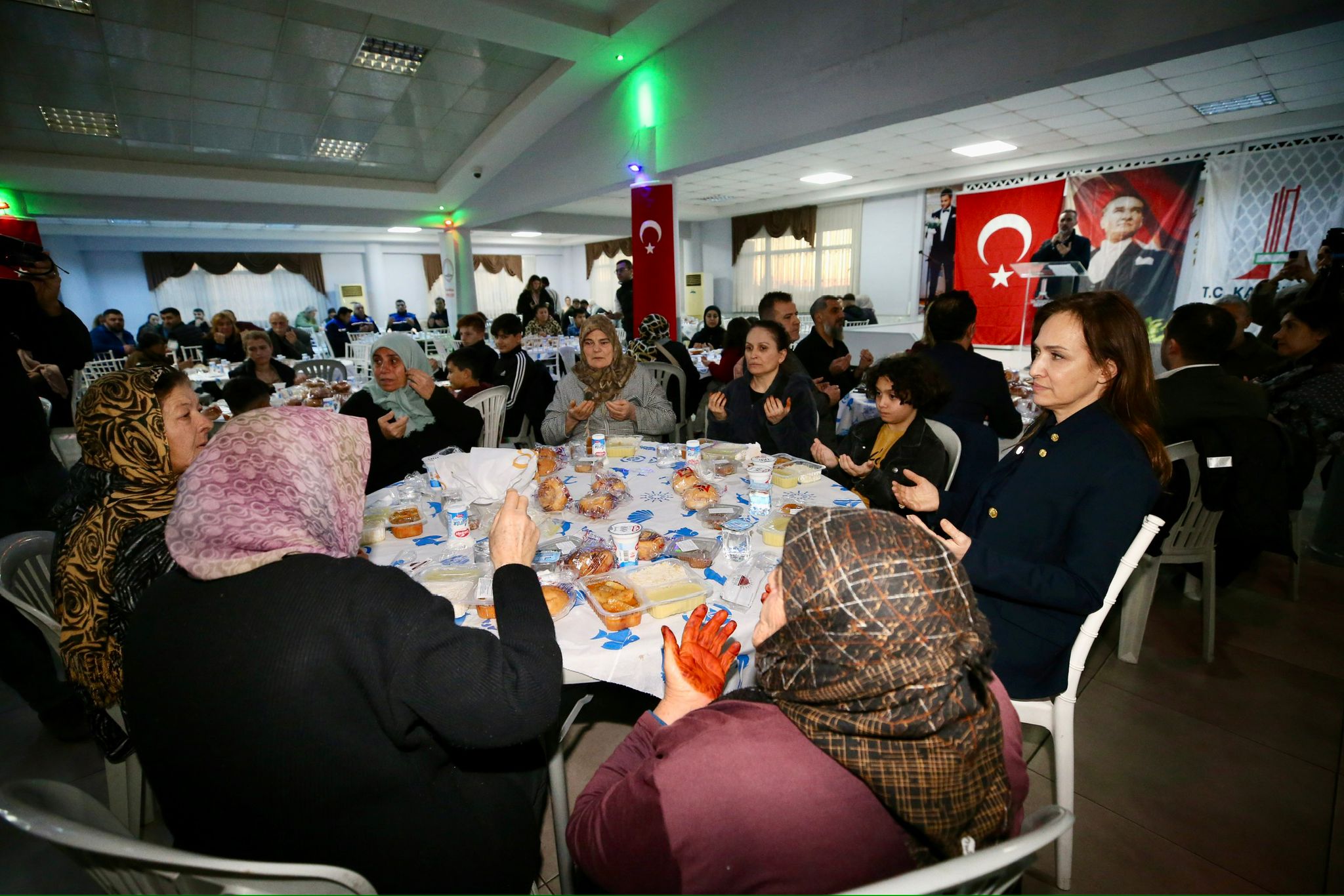 Karşıyaka Belediyesi, Ramazan Ayının Ilk Iftar Programında Cumhuriyet Mahallesi Sakinlerini Aynı Sofrada Buluşturdu. (4)