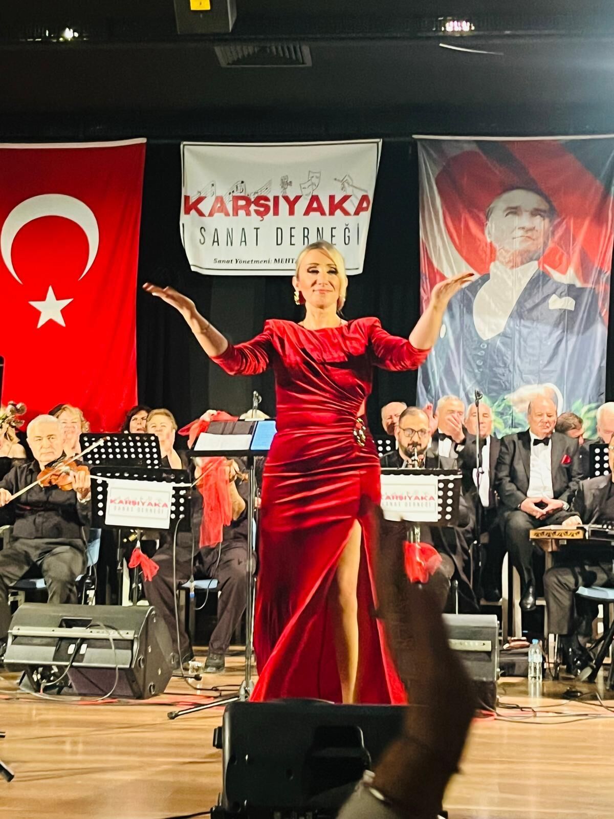 Karşıyaka’da Salon Dolu, Ayakta Izlediler (2)