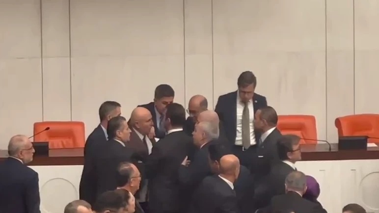 Meclis'te Yeni Bakanların Yemin Töreni Öncesi Kavga! (1)