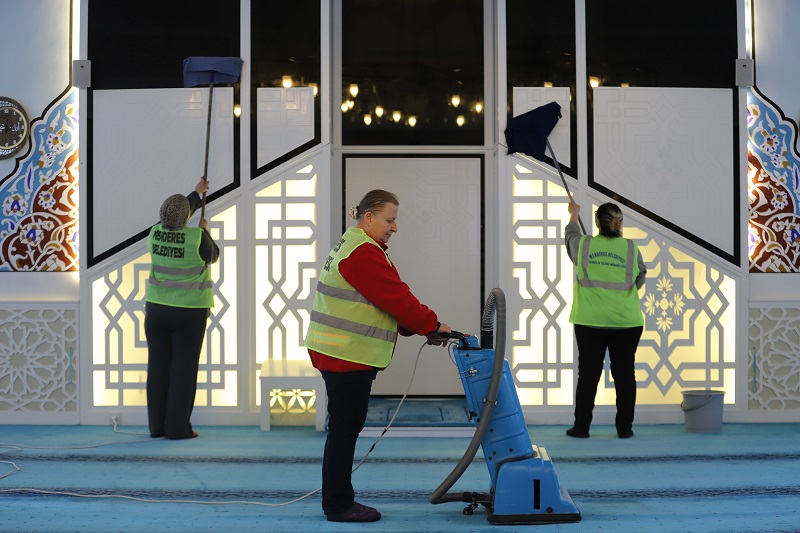 Menderes Belediyesi, Ramazan Ayı Dolayısıyla Ilçe Genelindeki Camilerde Yürüttüğü Temizlik Çalışmalarını Hızlandırdı. (10)