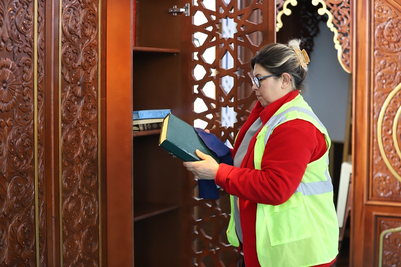 Menderes Belediyesi, Ramazan Ayı Dolayısıyla Ilçe Genelindeki Camilerde Yürüttüğü Temizlik Çalışmalarını Hızlandırdı. (6)