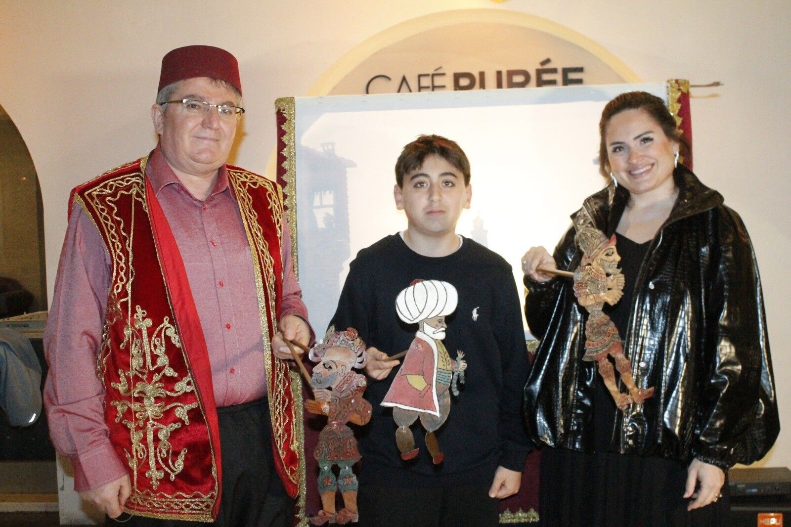 Modern Teknolojinin Ve Dijital Eğlence Dünyasının Gölgesinde, Geleneksel Karagöz Ve Hacivat Sanatı, İzmirli Hayalbazlar Sayesinde Yaşamaya Devam Ediyor. (1)