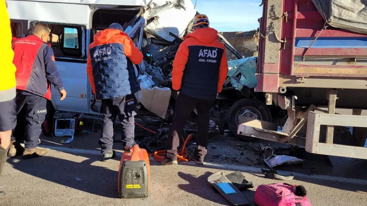 Öğrenci Servisi Tıra Çarptı! Korkunç Kazada Ölü Ve Yaralılar Var