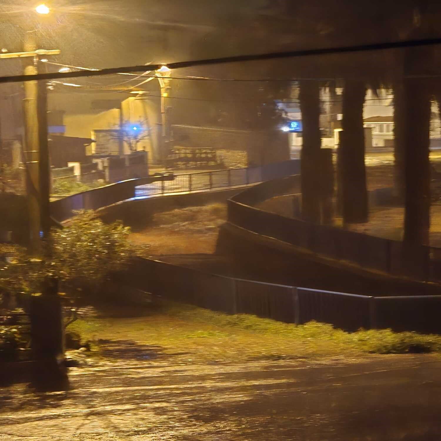 Sahil Şeridinde Kaos! Yeni Foça’yı Sağanak Vurdu (5)