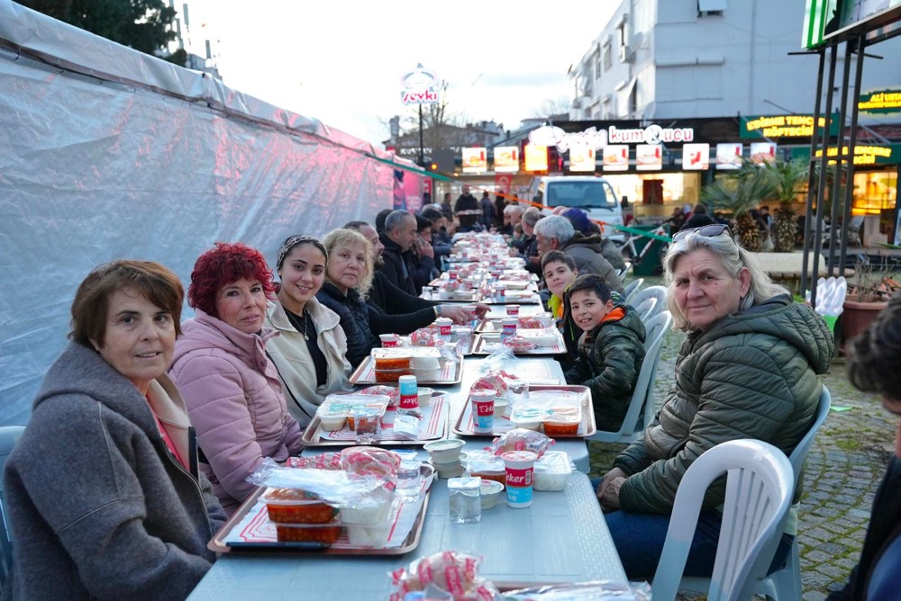 Sahildeki Ilçede Ramazan Sofraları Dolup Taştı İlk Üç Günde Yüzlerce Kişi Buluştu (10)