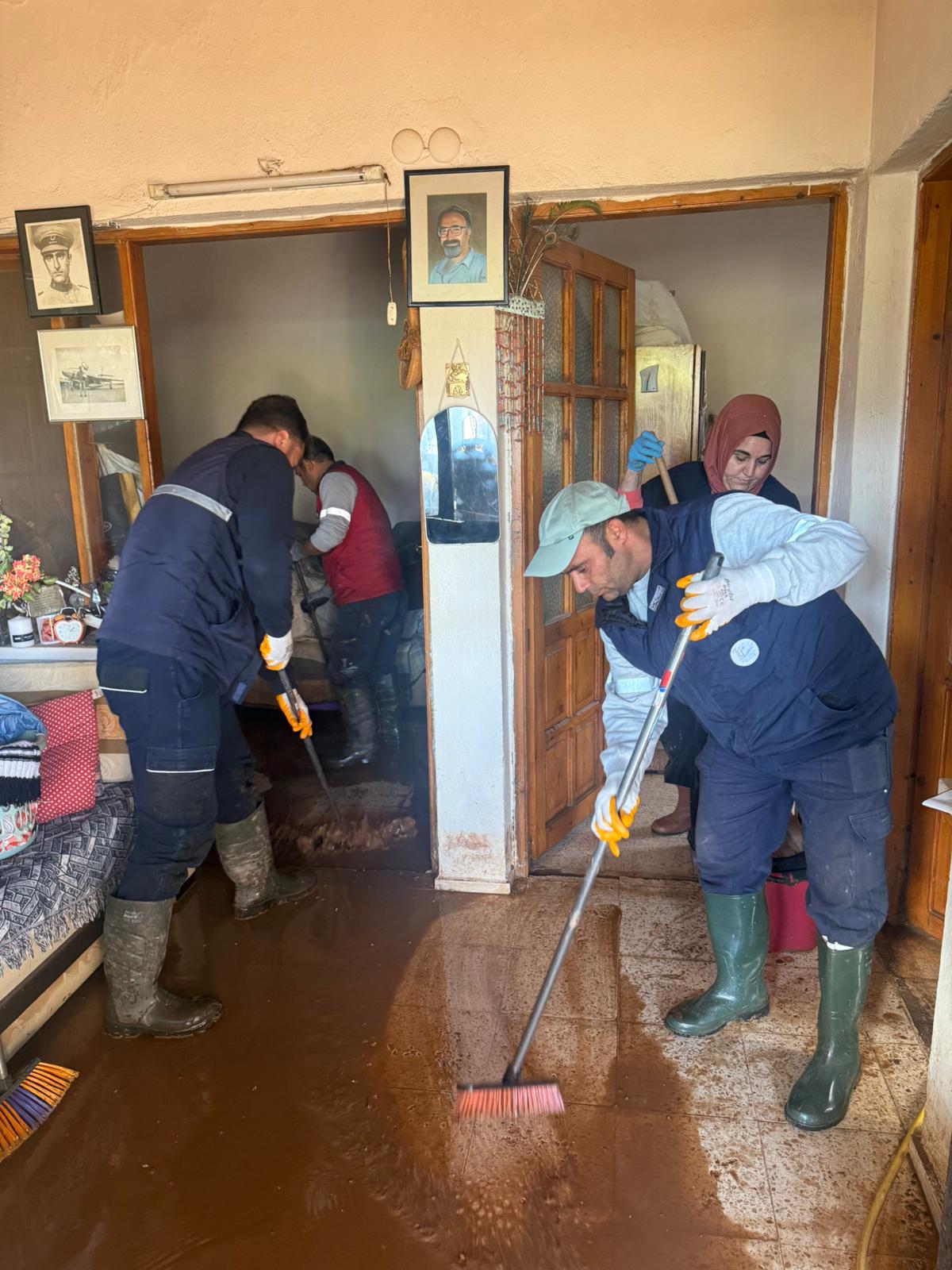 Seferihisar’da Sel Ve Fırtına Sonrası Seferberlik (1)