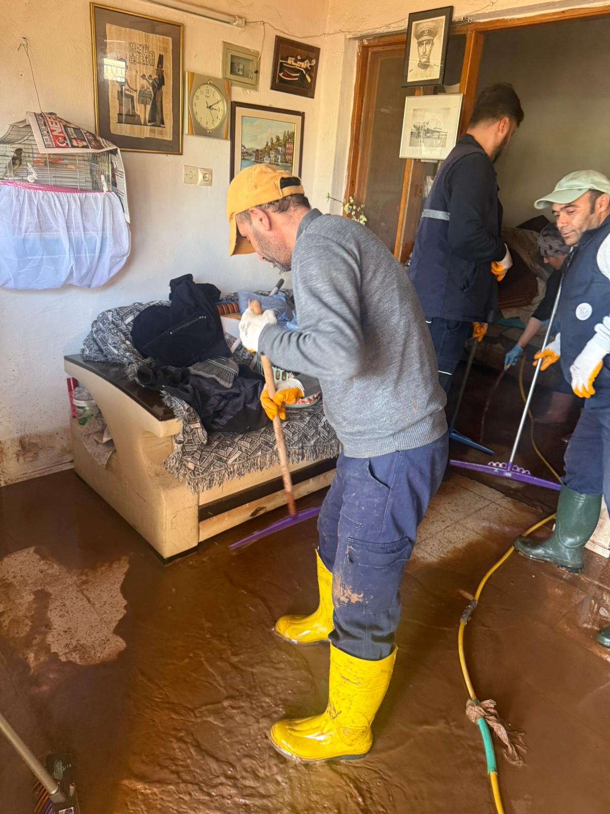 Seferihisar’da Sel Ve Fırtına Sonrası Seferberlik (5)