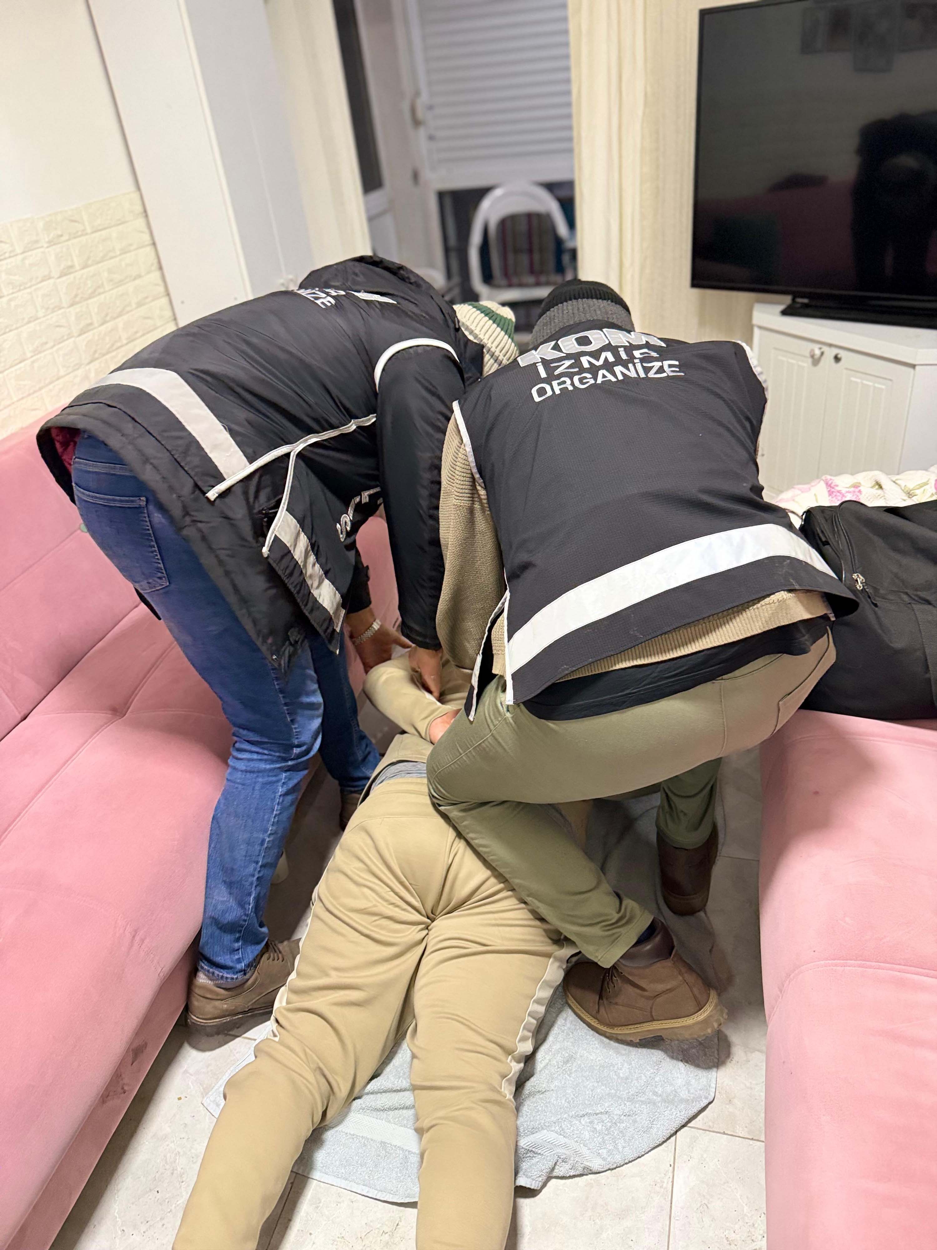 'Serdengeçtiler' Suç Örgütünün Üyesi Çeşme'de Yakalandı1