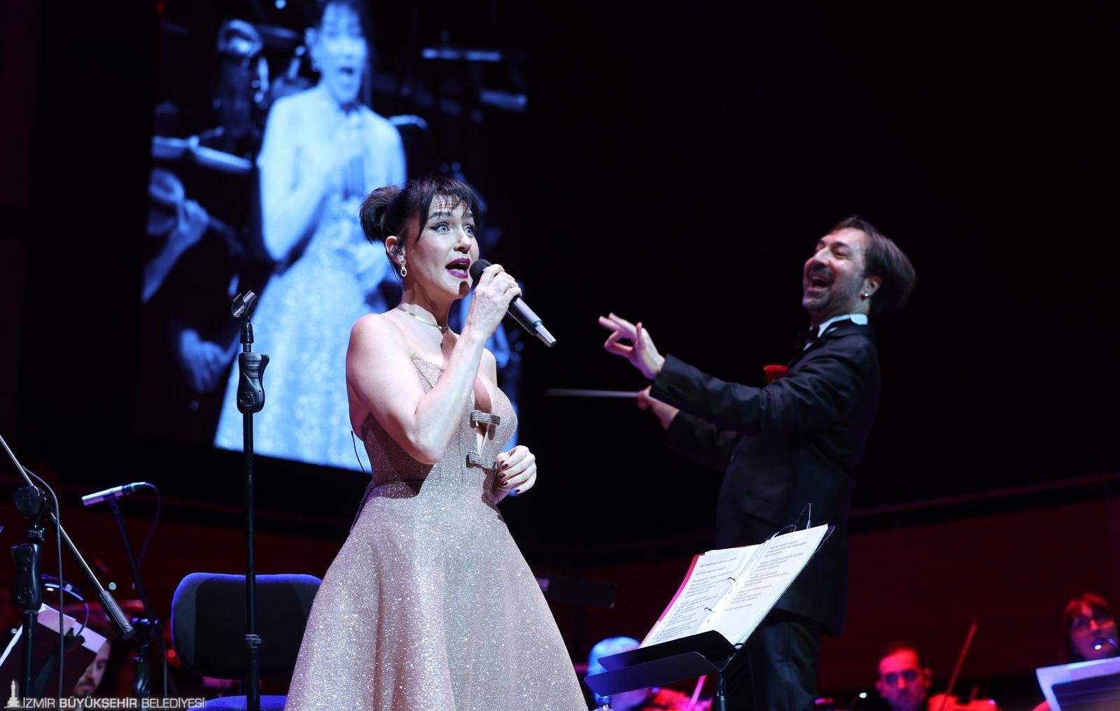 Şevval Sam Hem Söyledi Hem Yönetti 33