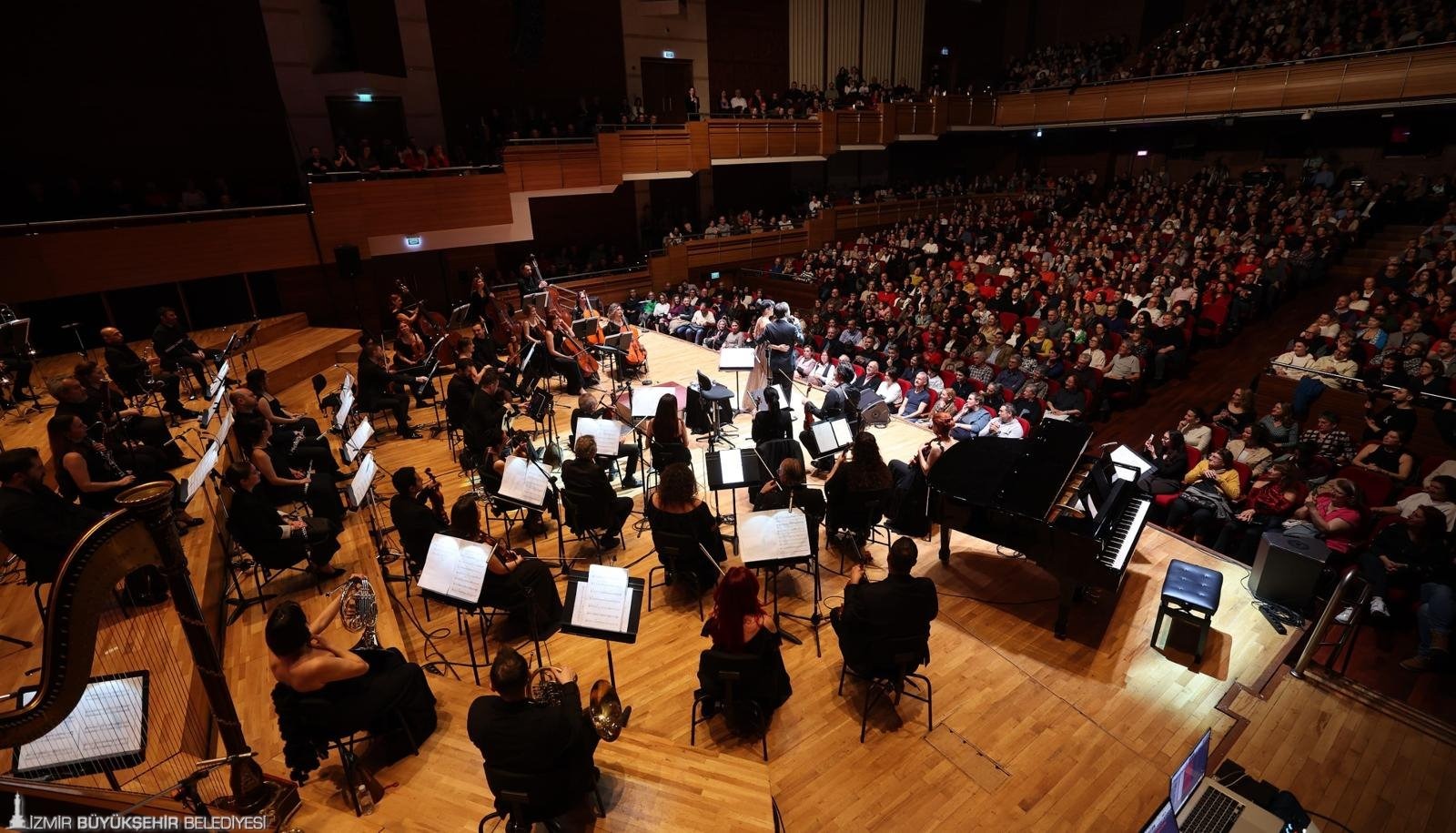 Şevval Sam Hem Söyledi Hem Yönetti