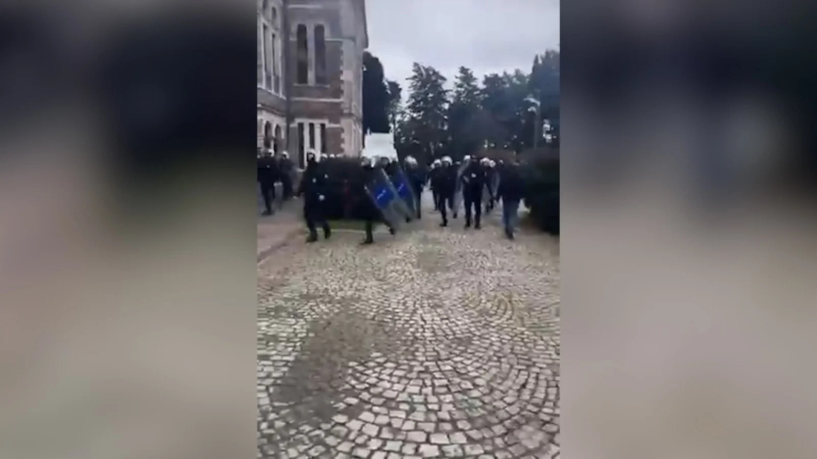 Son Dakika... Boğaziçi Üniversitesi'nde Öğrencilere Polis Müdahalesi (1)
