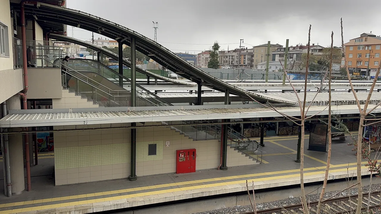 Tcdd'ye Ait Tren Istasyonunda Korkunç Saldırı! Silahla Vurulan Kadın Öldü