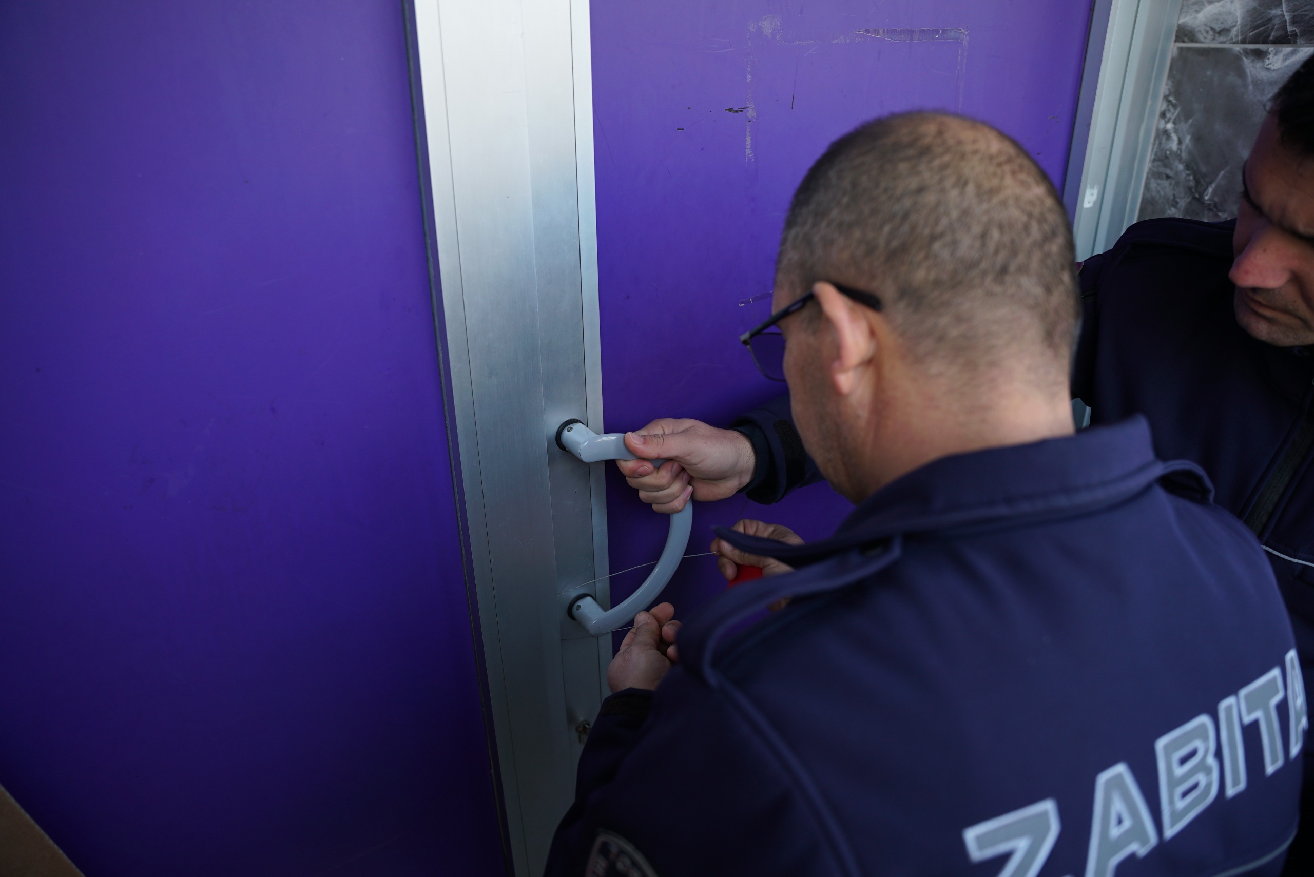 Torbalı Belediyesi Denetimde Sağlığı Tehdit Eden Markete Kapatma (1)