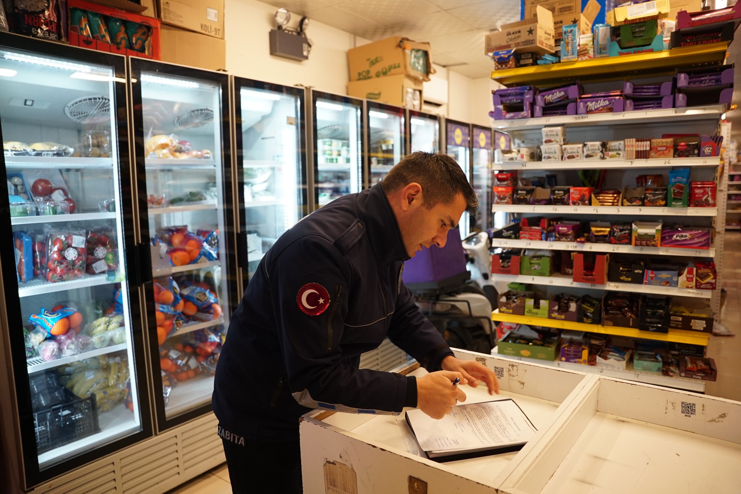 Torbalı Belediyesi Denetimde Sağlığı Tehdit Eden Markete Kapatma (2)