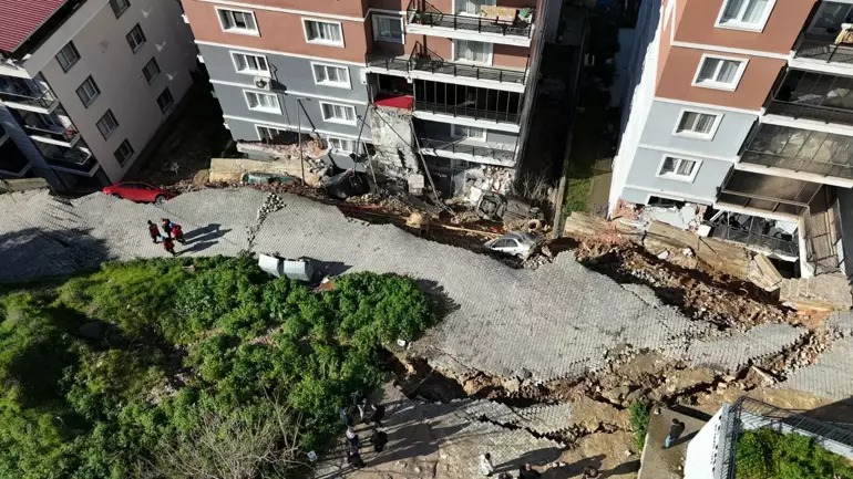 Yağışlar Heyelanı Tetikledi İzmir'de Toprak Kayması! (1)-1