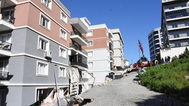 Yağışlar Heyelanı Tetikledi İzmir'de Toprak Kayması! (2)