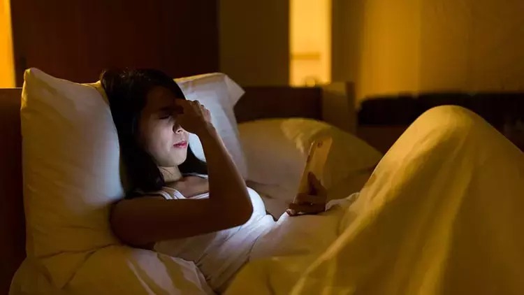 Yatakta Telefona Bakarken Başlıyor! O Belirtiyi Sakın Hafife Almayın