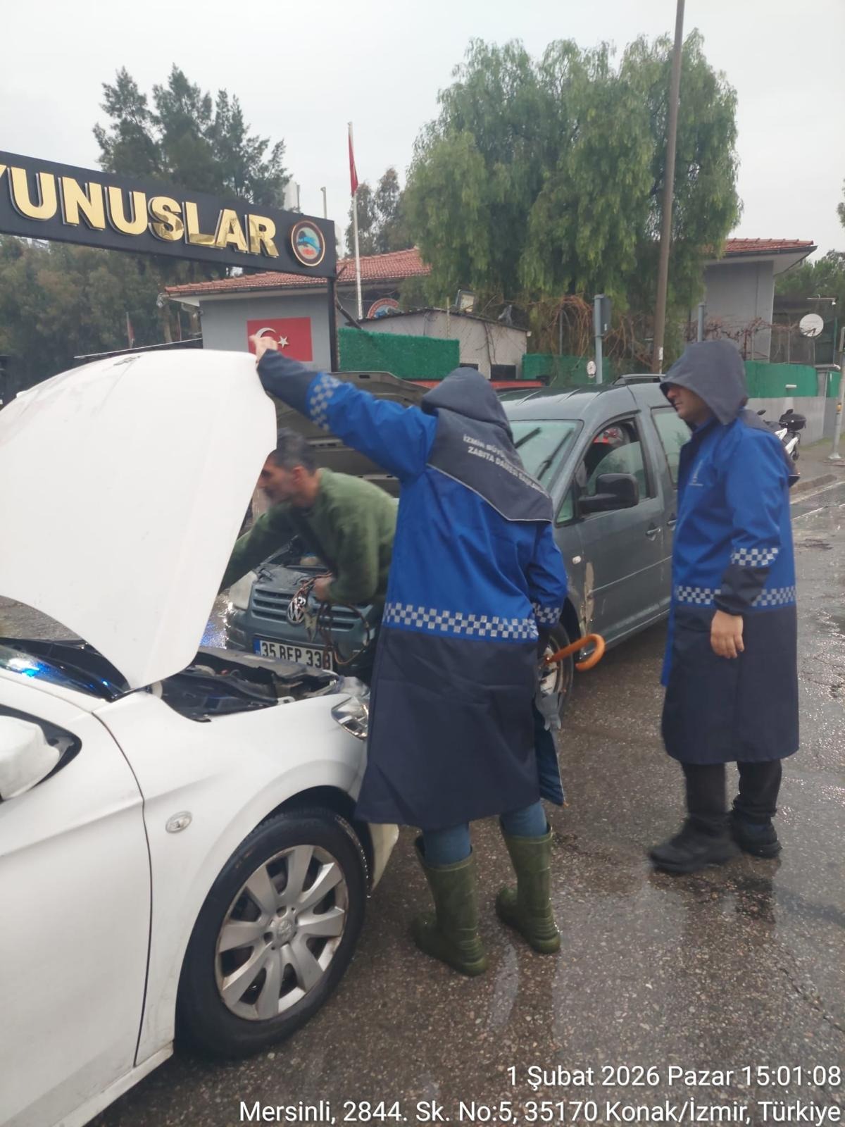 Zabıta Mahsur Kalanları Sırtında Taşıdı 11