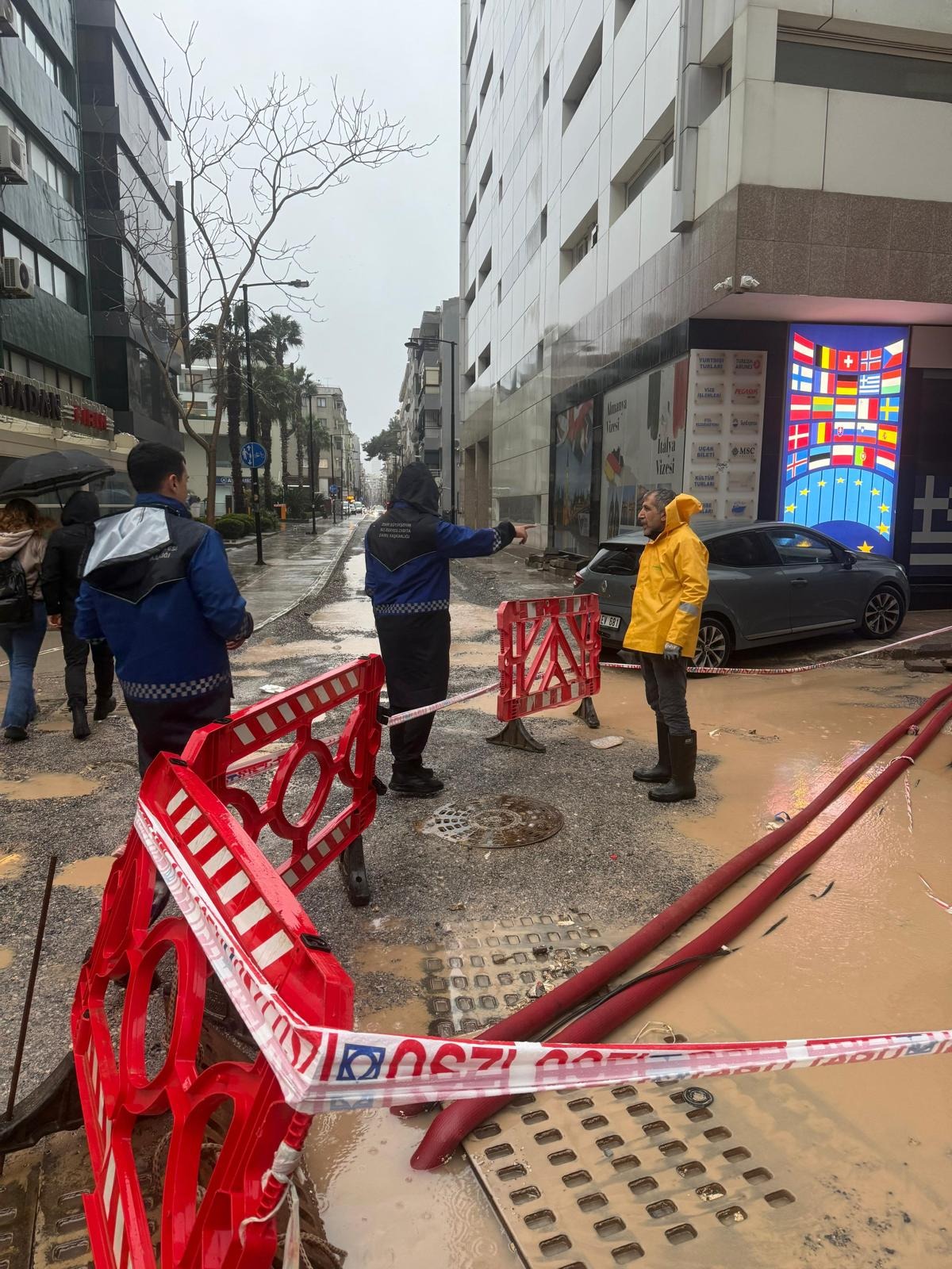 Zabıta Mahsur Kalanları Sırtında Taşıdı 222