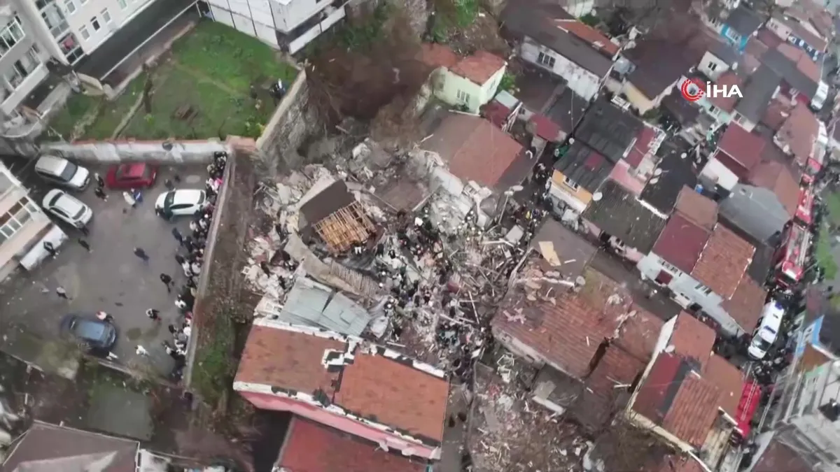 1200X675 Son Dakika Fatihte Coken Bina Havadan Goruntulendi Video 1774173221255