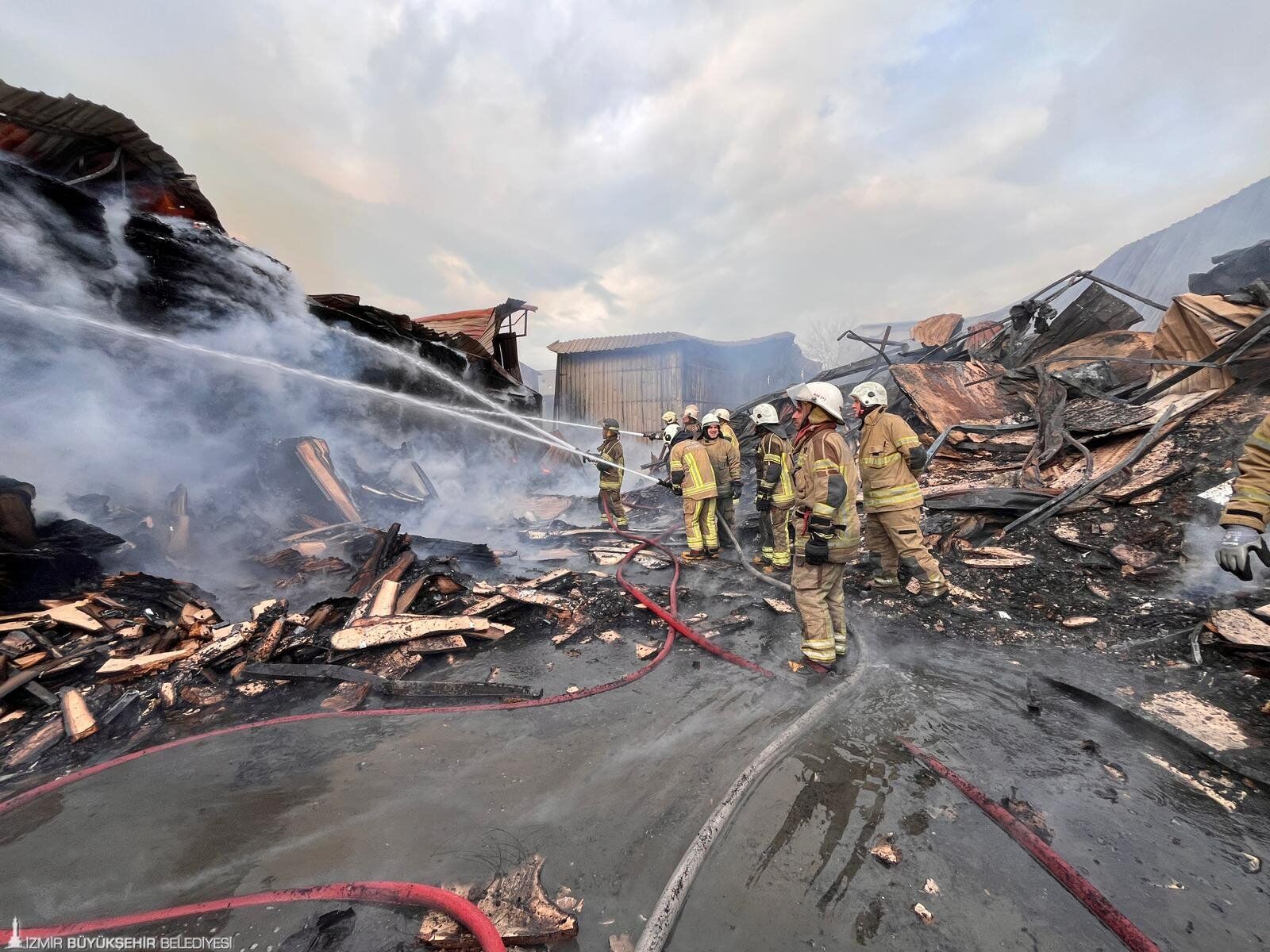 41 Araç, 100’Ü Aşkın Personelle Alevlere Set 33