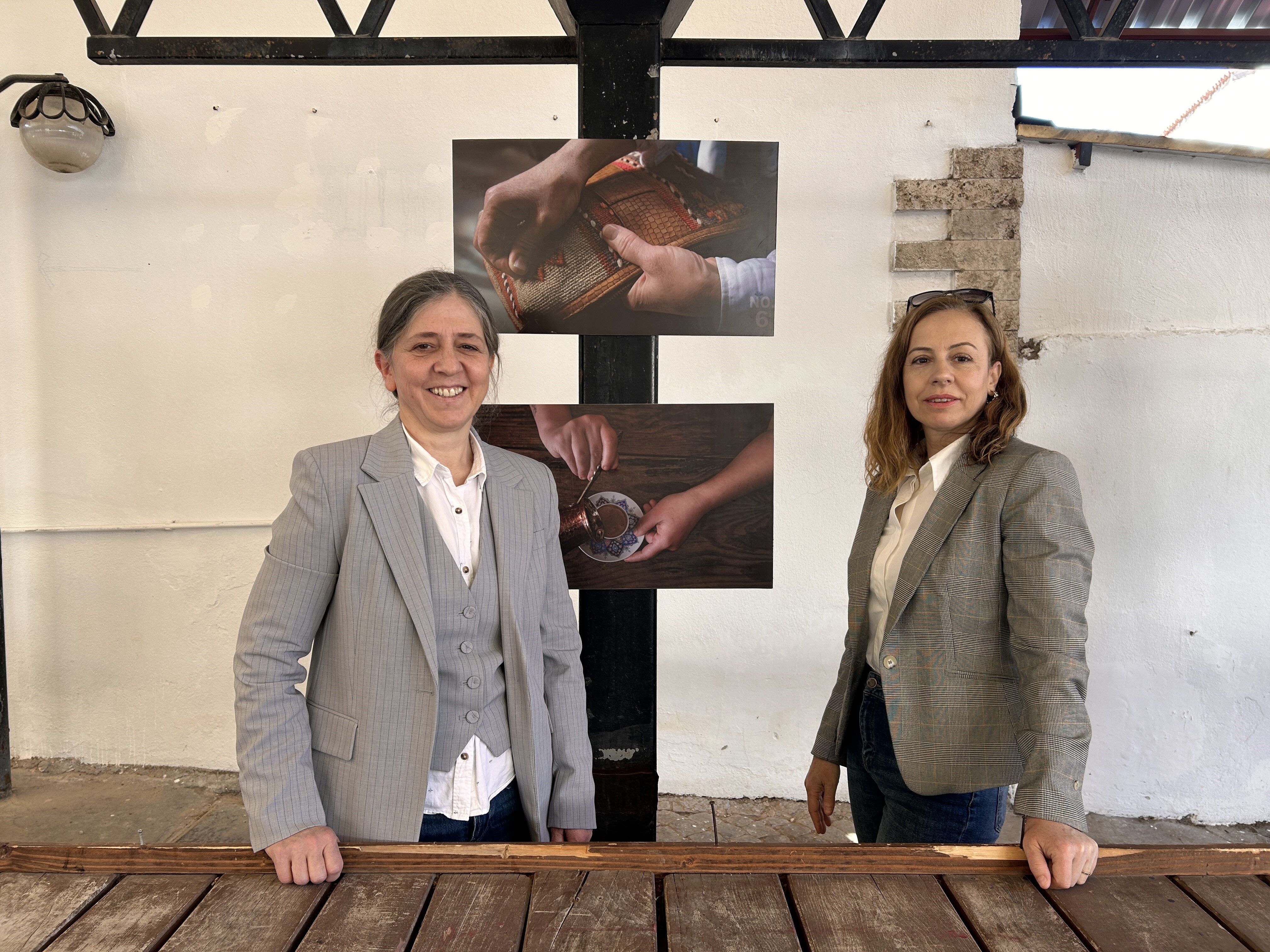 İzmir’in Bergama ilçesinde 8 Mart Dünya Kadınlar Günü dolayısıyla düzenlenen “Arasta’da Kadın Olmak” sergisi, vatandaşların yoğun ilgisini çekti.