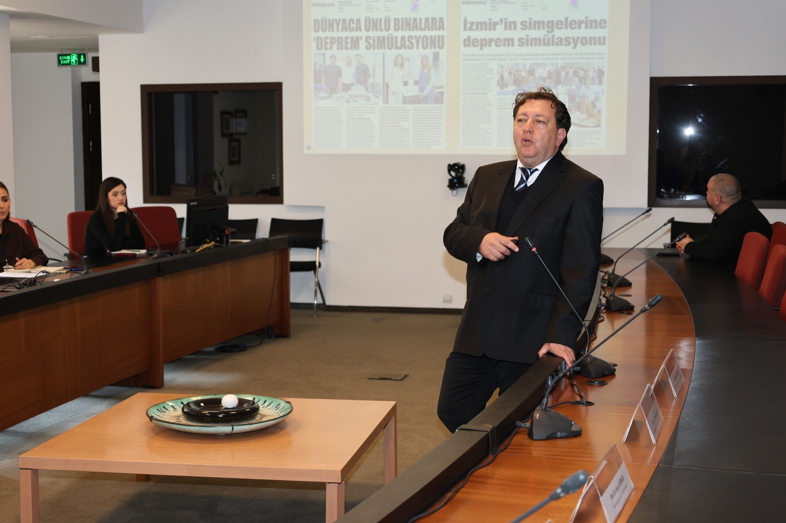 İzmir’de afet riskinin azaltılmasına yönelik çalışmalar yürüten İzmir Ekonomi Üniversitesi (İEÜ) bünyesindeki Afet Yönetimi ve Risk Azaltma Uygulama ve Araştırma Merkezi (EKOAYRA), ilk danışma kurulu toplantısını gerçekleştirdi.