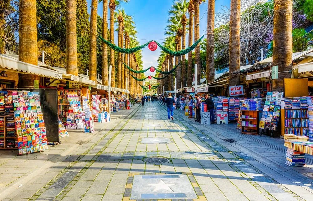 Alsancak Sevgi Yolu'nda yürüyün