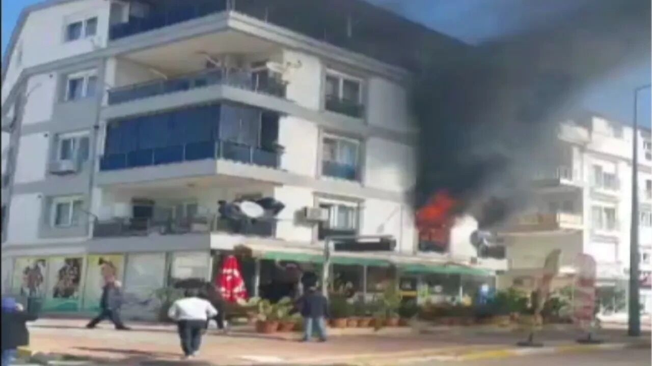 Antalya'da 4 Katlı Binada Yangın! 2’Si Çocuk 6 Kişi Dumandan Etkilendi (1)