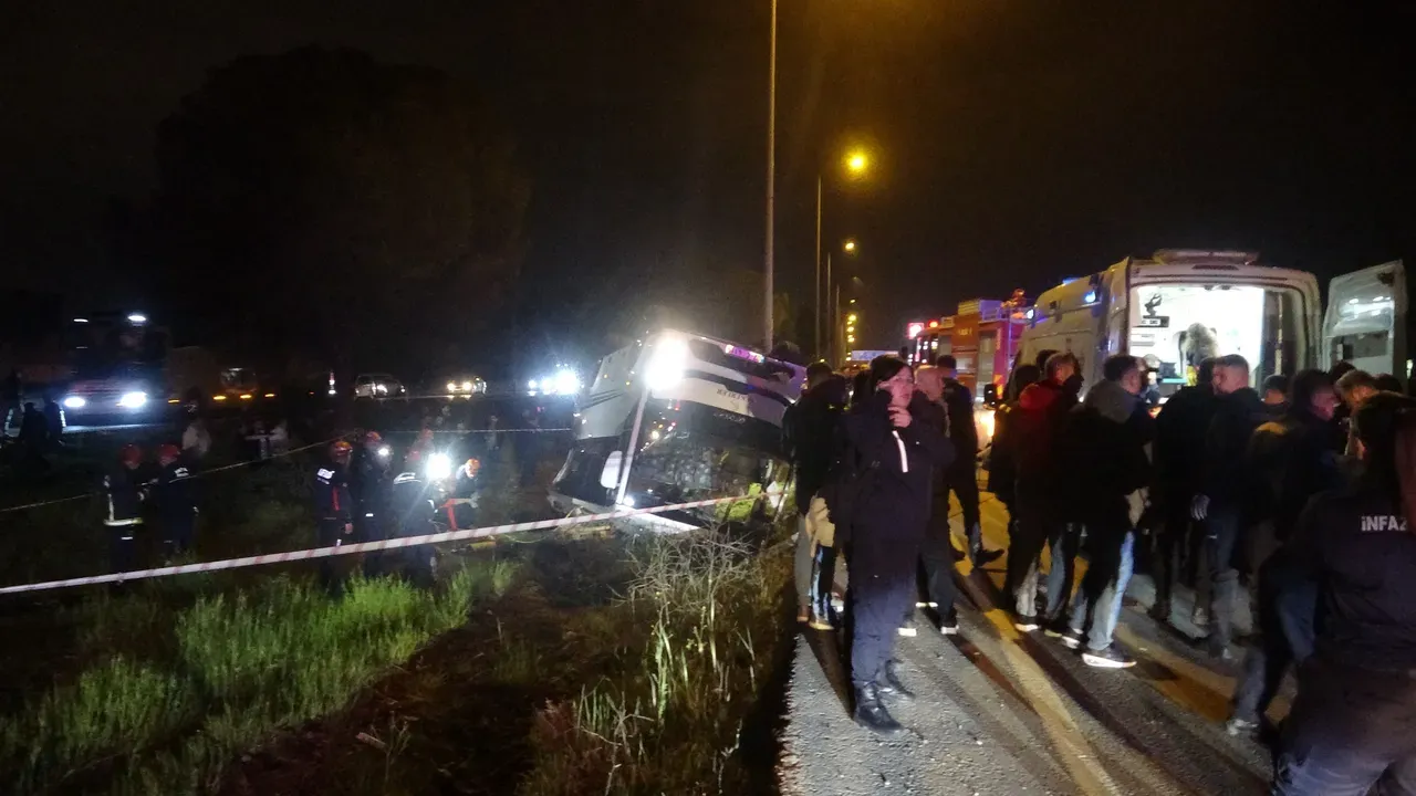 Antalya’da Memurları Taşıyan Araç Şarampole Yuvarlandı! (1)