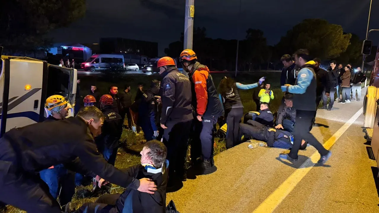 Antalya’da Memurları Taşıyan Araç Şarampole Yuvarlandı! (2)