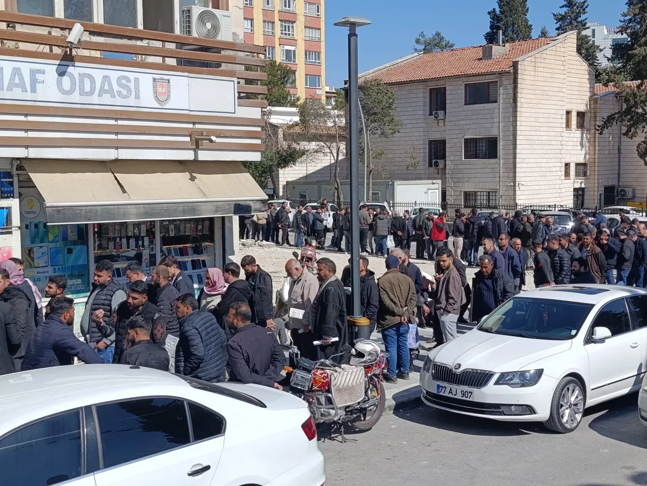 App Plaka Sırası Uzadıkça Uzuyor! Kuyruğun Başı Var Sonu Yok! 3 Saatte Yarısına Geldiler4