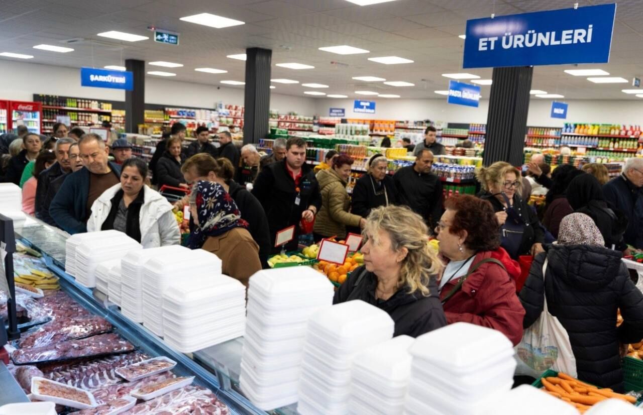 Balçova Belediyesi’nin Hayata Geçirdiği Sosyal Market Hizmete Başladı. Uygun Fiyatlı, Sağlıklı Ve Güvenilir Gıda Ürünleri Ilk Günden Yoğun Ilgi Gördü (2)