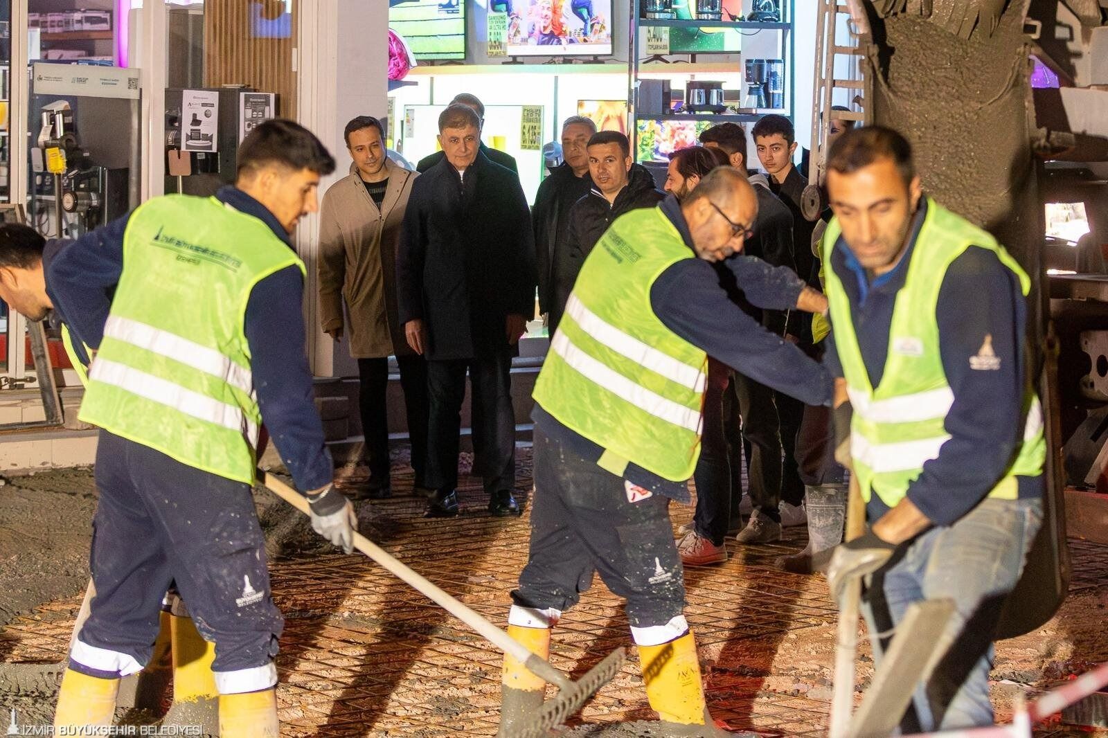 Başkan Tugay Yol Emekçileriyle Gece Mesaisinde Buluştu 11