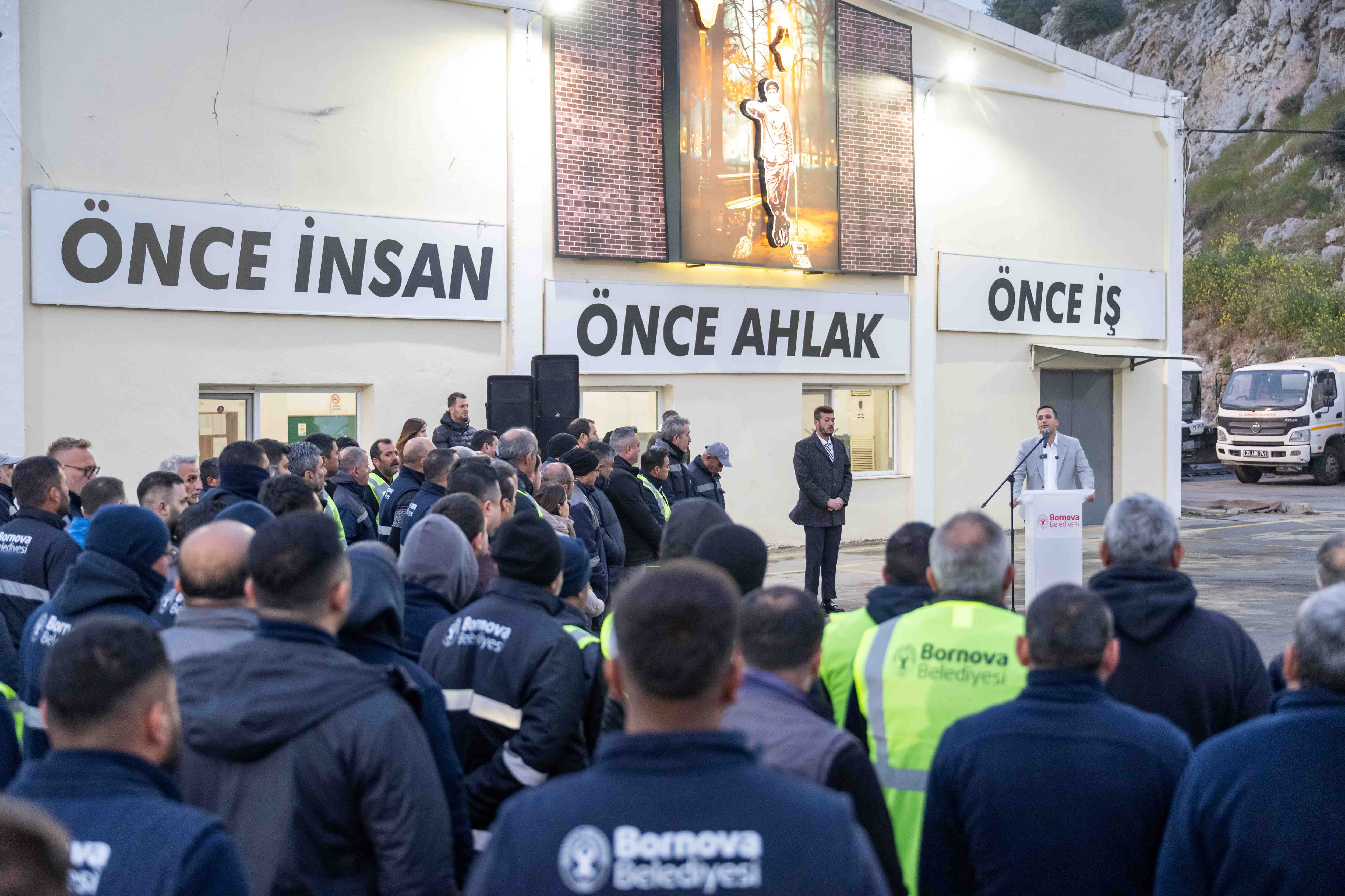 Bornova Belediye Başkanı Ömer Eşki, Ramazan Bayramı Öncesinde Belediye Çalışanlarıyla Bir Araya Gelerek Bayramlaştı. (3)