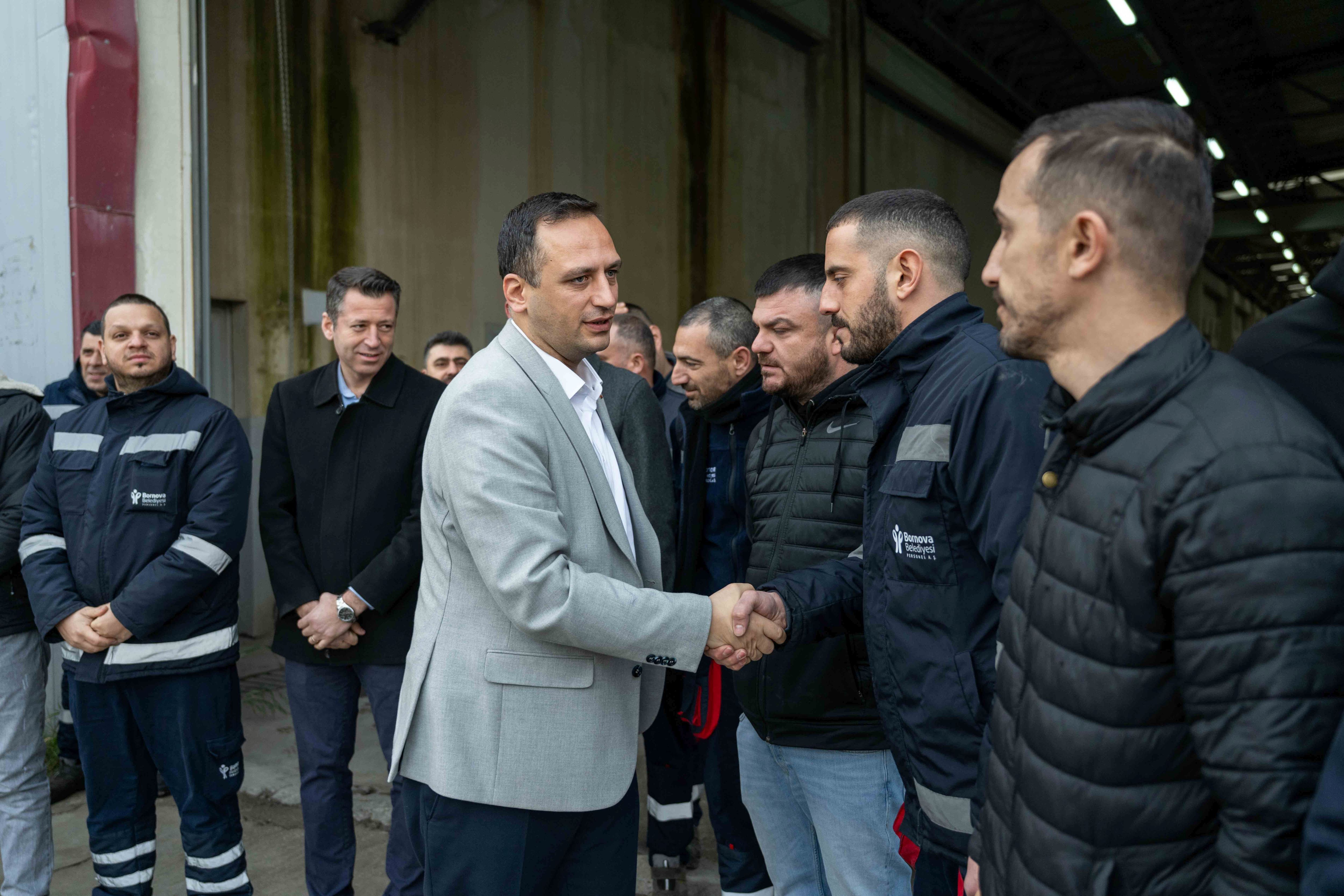 Bornova Belediye Başkanı Ömer Eşki, Ramazan Bayramı Öncesinde Belediye Çalışanlarıyla Bir Araya Gelerek Bayramlaştı. (4)