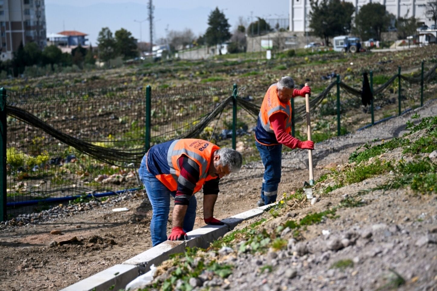 Bornova Belediyesi, Baharın Gelişiyle Birlikte Ilçe Genelinde Kapsamlı Bir Bakım Ve Yenileme Seferberliği Başlattı. (3)