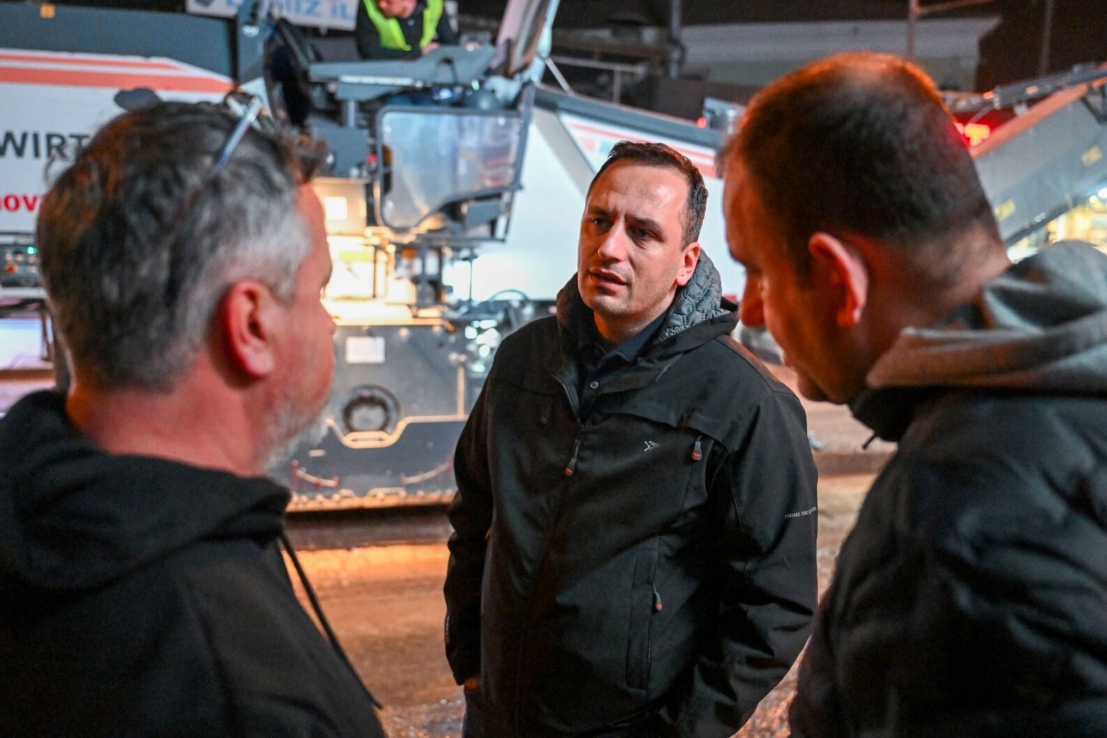 Bornova’da Gece Asfalt Mesaisi Bozulan Yollar Hızla Yenileniyor (1)